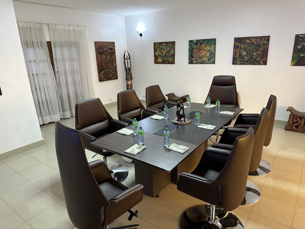 Salle de réunion confidentielle à Dakar pour 8 personnes